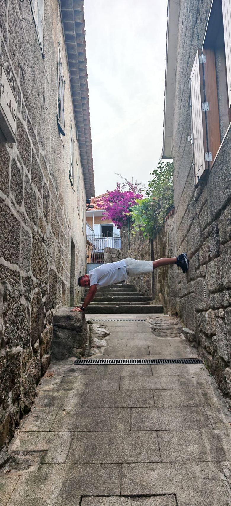 Entrenamiento de calistenia al aire libre con apoyo entre dos muros de piedra